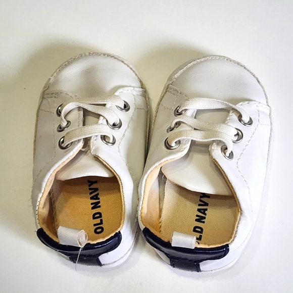 Old Navy Infant Baby Boy White Shoes 6-12months - Picture 3 of 4